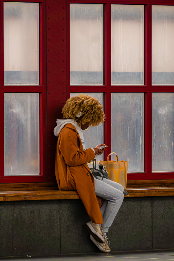 Chantal Bensch - Waiting on the train - (1/50 sec. bij f / 5,6 ISO 250)